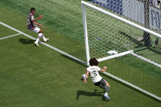 Cucurella cứu thua cho Chelsea trên vạch vôi.