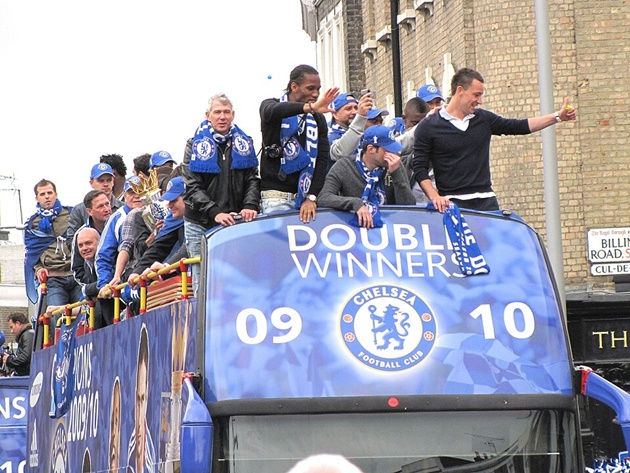 Chelsea diễu hành qua các đường phố Fulham và Chelsea sau khi giành cú đúp vô địch quốc gia và cúp quốc gia, tháng 5 năm 2010.