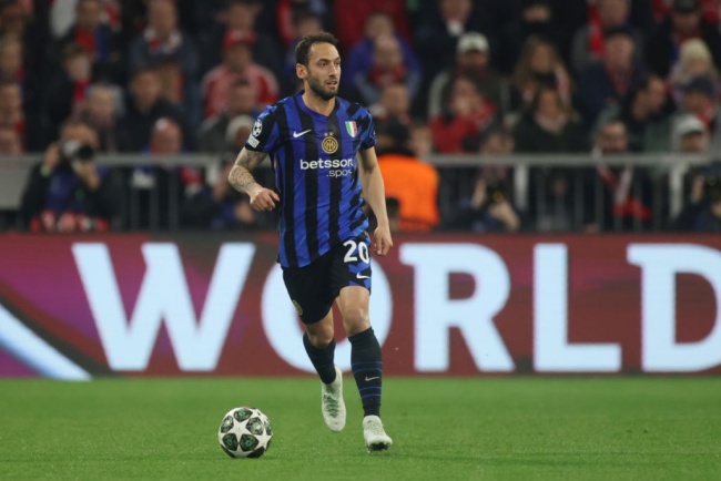 Tiền vệ người Thổ Nhĩ Kỳ trong màu áo Inter.