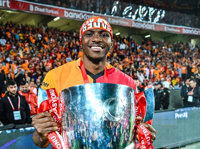 Victor Osimhen từ chối giảm lương cho Man United, ưu tiên Galatasaray