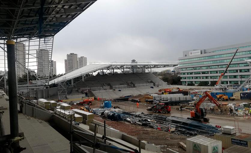 Công trường ngổn ngang trong quá trình sân xây Brentford Community Stadium.