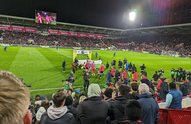 Khán giả chật kín tại sân Brentford Community Stadium.