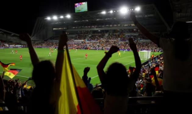 Sân Brentford Community Stadium trong chiến thắng 2-0 của nữ Đức trước Áo.