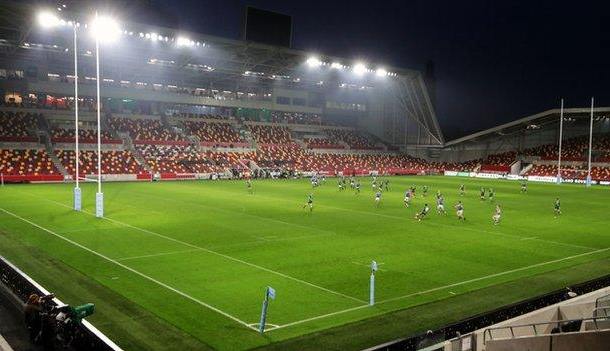 Trận bóng bầu dục trên sân Brentford Community Stadium, khi London Irish thắng Leicester Tigers 22–9.