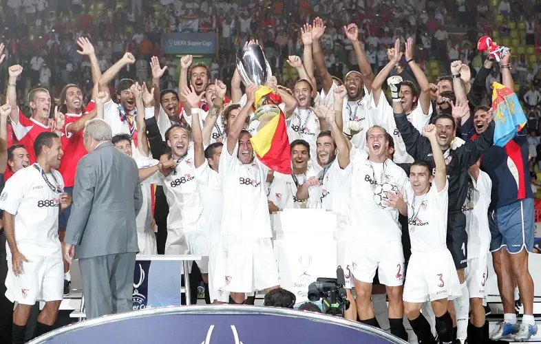 Sevilla FC đánh bại Barcelona 3-0 để vô địch UEFA Super Cup 2006.