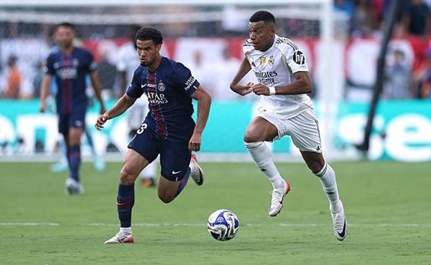 Kylian Mbappe im hơi lặng tiếng trong ngày tái ngộ PSG.