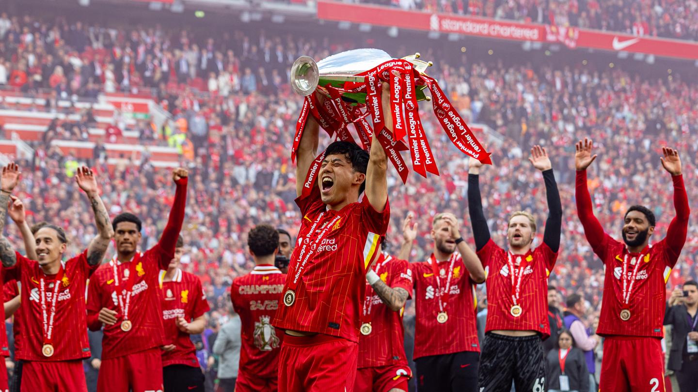 Endo nâng cao chức vô địch EPL trong màu áo Liverpool