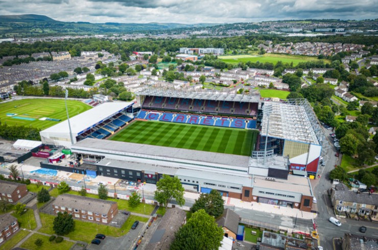 Sân vận động Turf Moor hiện tại bao gồm 4 khán đài lớn.