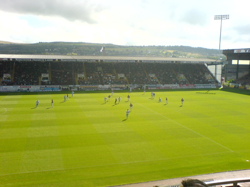 Sân vận động Turf Moor khi nhìn sang khán đài Bob Lord.
