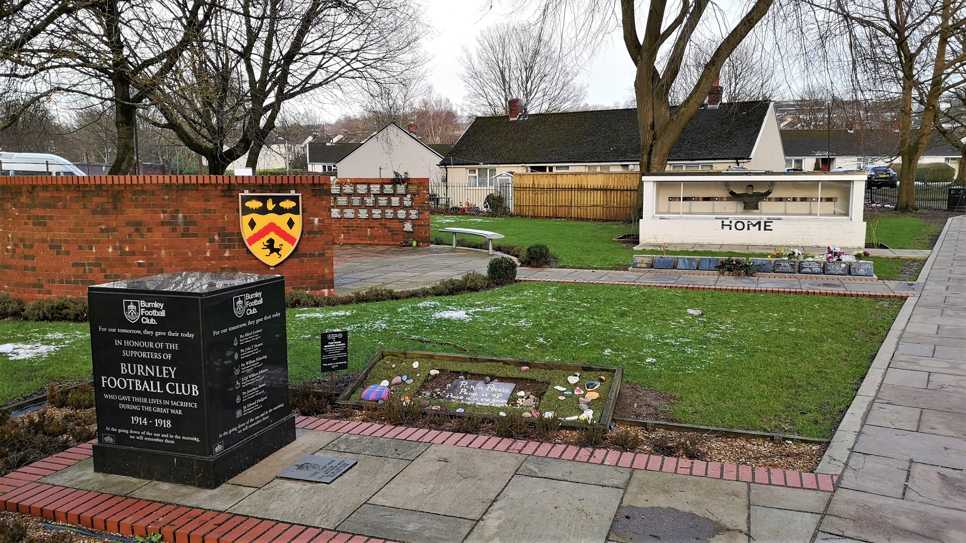 Khu tưởng niệm nằm trong khuôn viên sân Turf Moor.