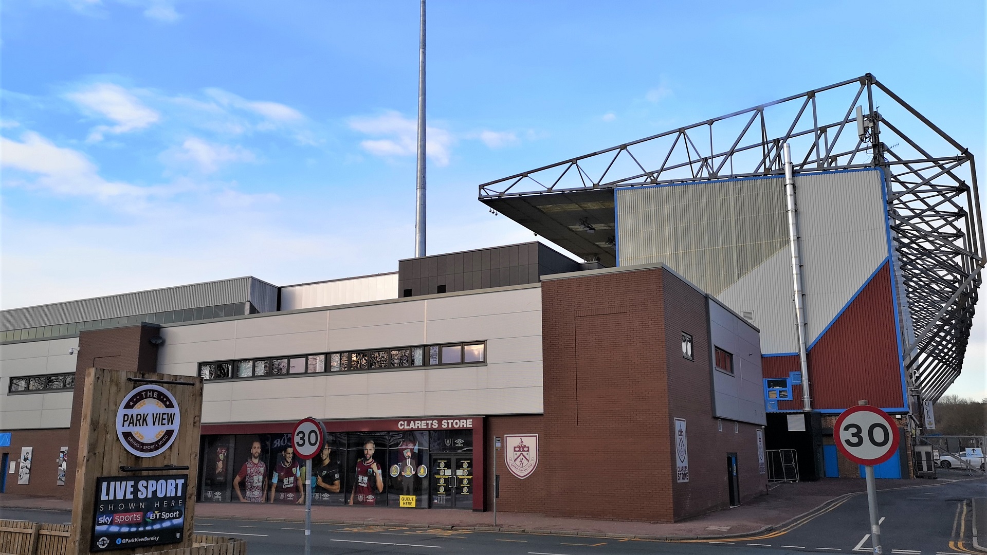 Cửa hàng bán những vật phẩm của CLB Burnley tại sân Turf Moor.