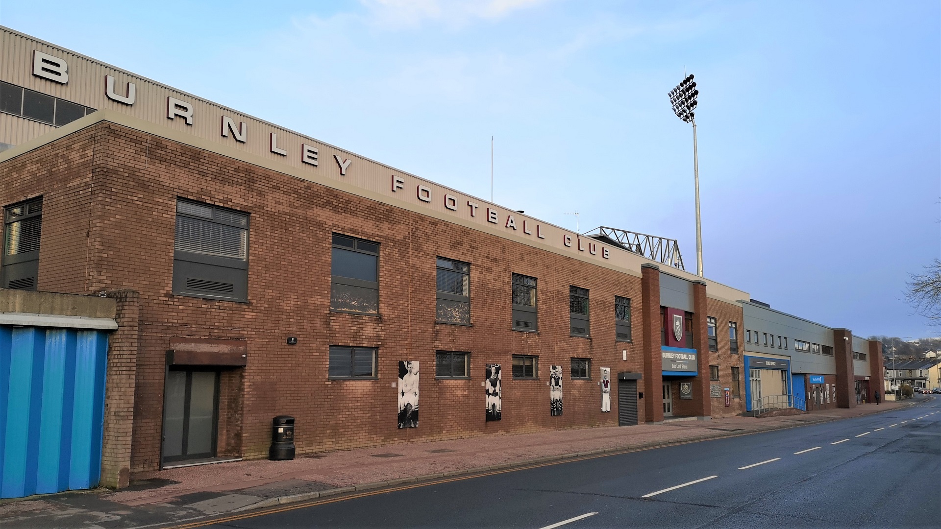 Sân Turf Moor nhìn từ đường Harry Pots Way.