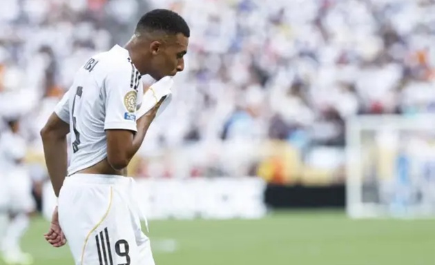 Real Madrid trắng tay toàn tập: Bị PSG vùi dập và chuẩn bị cải tổ