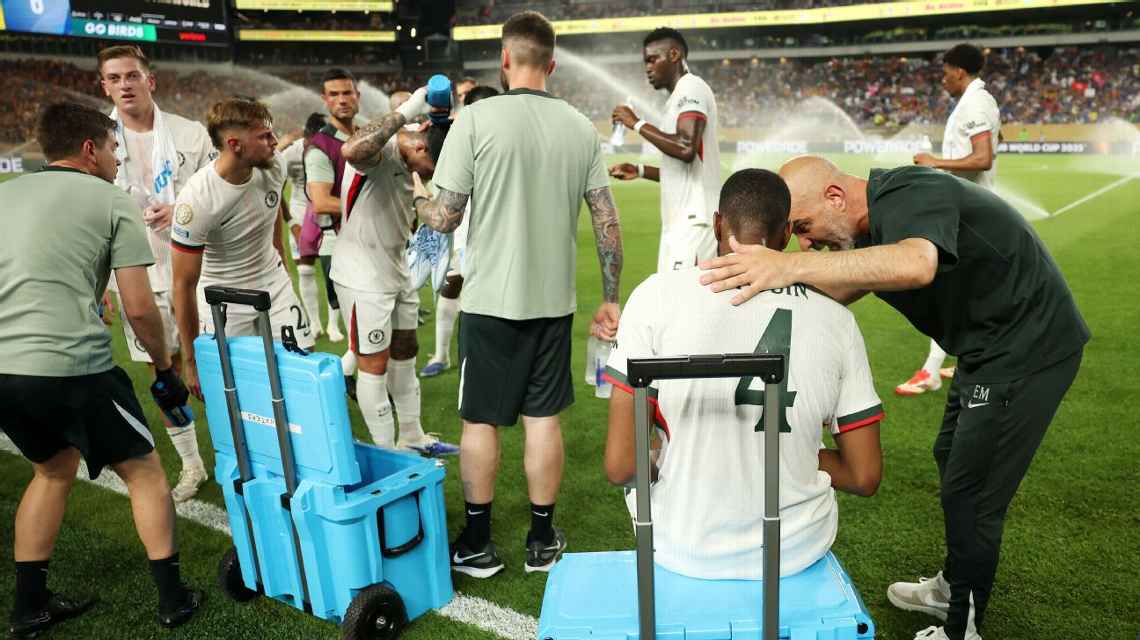 Chelsea phải dùng quạt khổng lồ và phun nước để tránh nóng.