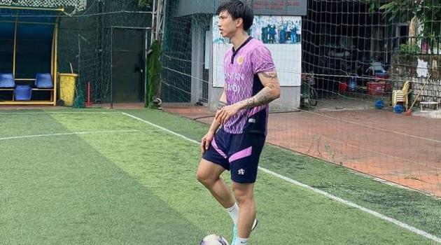 Văn Hậu chính thức tập luyện trở lại cùng trái bóng.