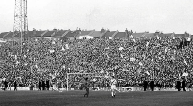 Bầu không khí sôi động với khán đài đứng khi Palace hạ Burnley 2-0 năm 1979, trước thời kỳ ghế ngồi.