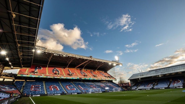 Khán đài chính (Main Stand, phải) cũ kỹ từ năm 1924 và khán đài Holmesdale hai tầng hiện đại được xây năm 1994.