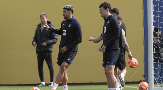 Araujo và Christensen không muốn rời Barca.