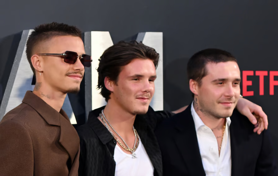 Drama mới nhà Beckham: Vợ chồng Brooklyn bị hai em trai chặn tài khoản
