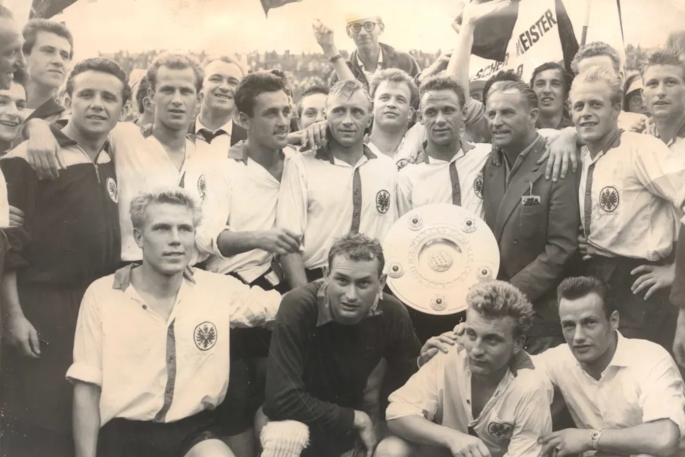 Eintracht Frankfurt đăng quang tại giải VĐQG Đức lần đầu tiên và duy nhất mùa 1958/1959.