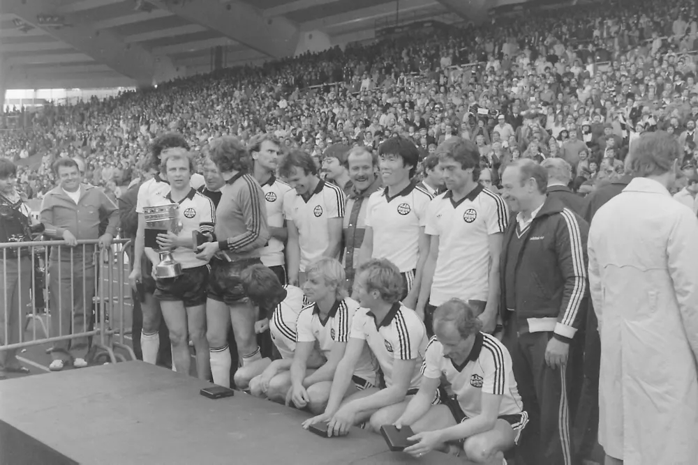 Hình ảnh Eintracht Frankfurt lên nhận danh hiệu vô địch DFB-Pokal mùa 1980/1981.