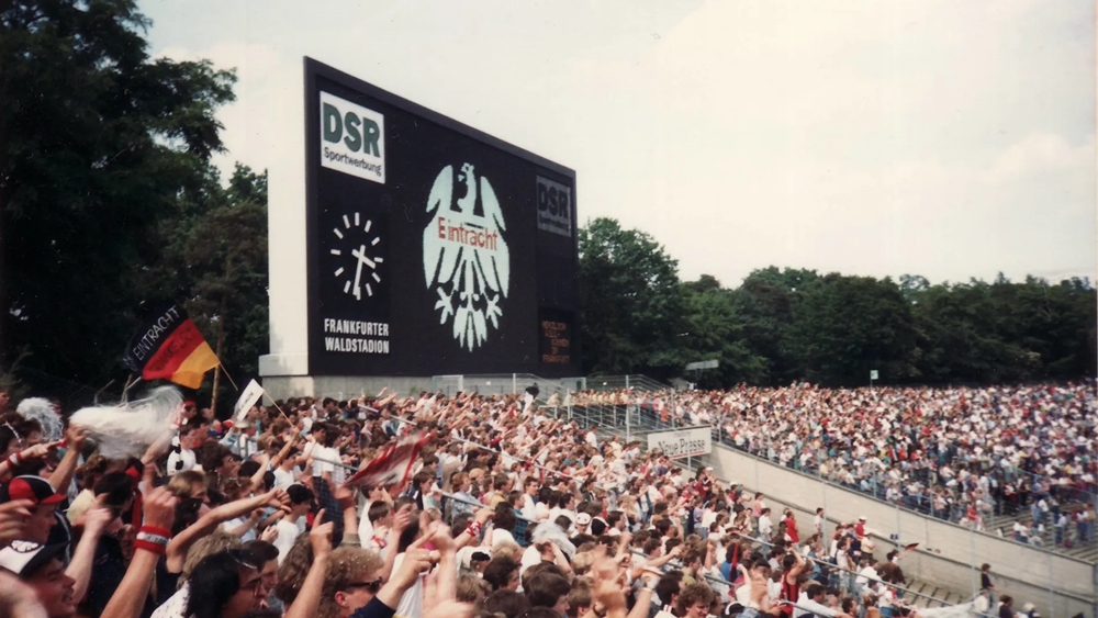 Giữa những thăng trầm, người hâm mộ luôn đồng hành cùng Eintracht Frankfurt.