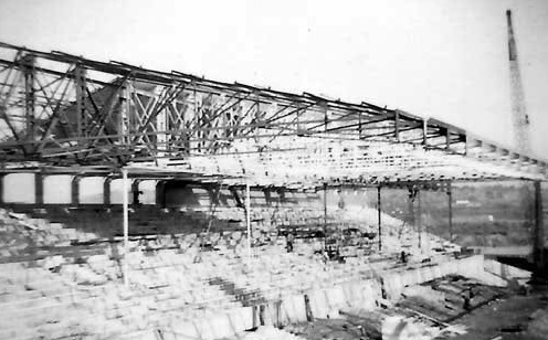 Khán đài West Stand sau vụ hỏa hoạn năm 1956.