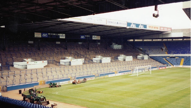 Khán đài East Stand mới sở hữu mái che lớn nhất thế giới thời bấy giờ.