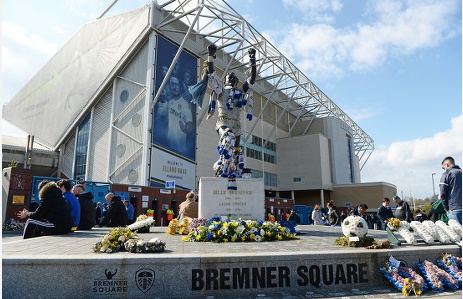 Tượng Billy Bremner đặt trước Elland Road.