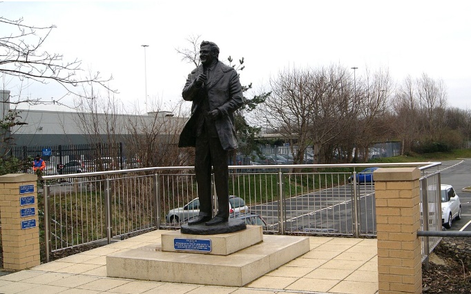 Tượng tưởng niệm Don Revie.