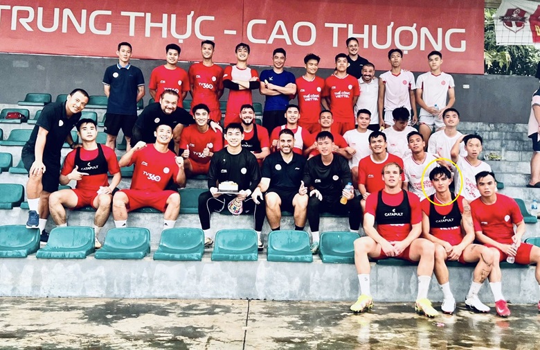 Damian Vũ Thành (khoanh tròn) đang thử việc với Viettel.