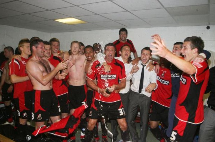 Khoảnh khắc các cầu thủ Bournemouth ăn mừng chiến tích trụ hạng năm 2009.