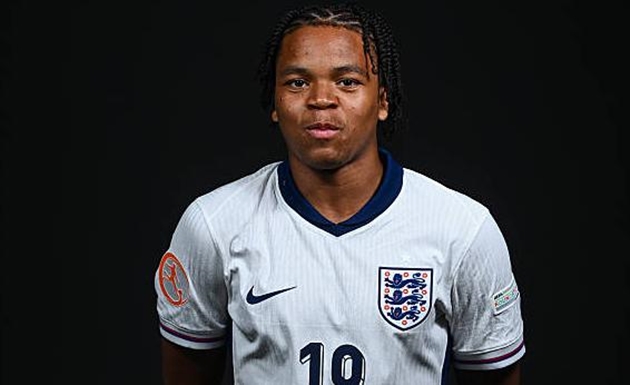 Liverpool tính "trói chân" thần đồng Rio Ngumoha