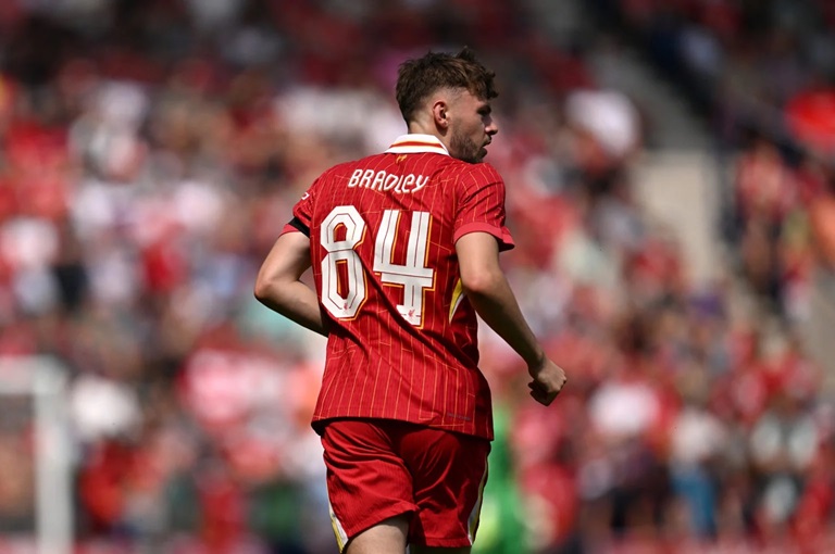 Conor Bradley có hành động tinh tế tri ân Diogo Jota sau khi ghi bàn mở tỷ số cho Liverpool