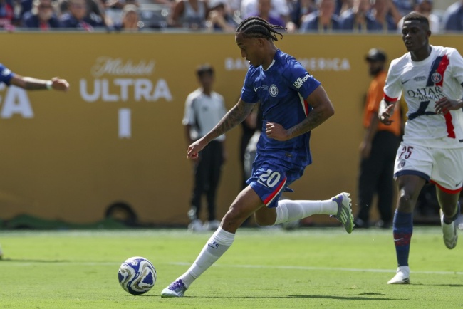 Pedro ấn định tỷ số 3-0 cho Chelsea.