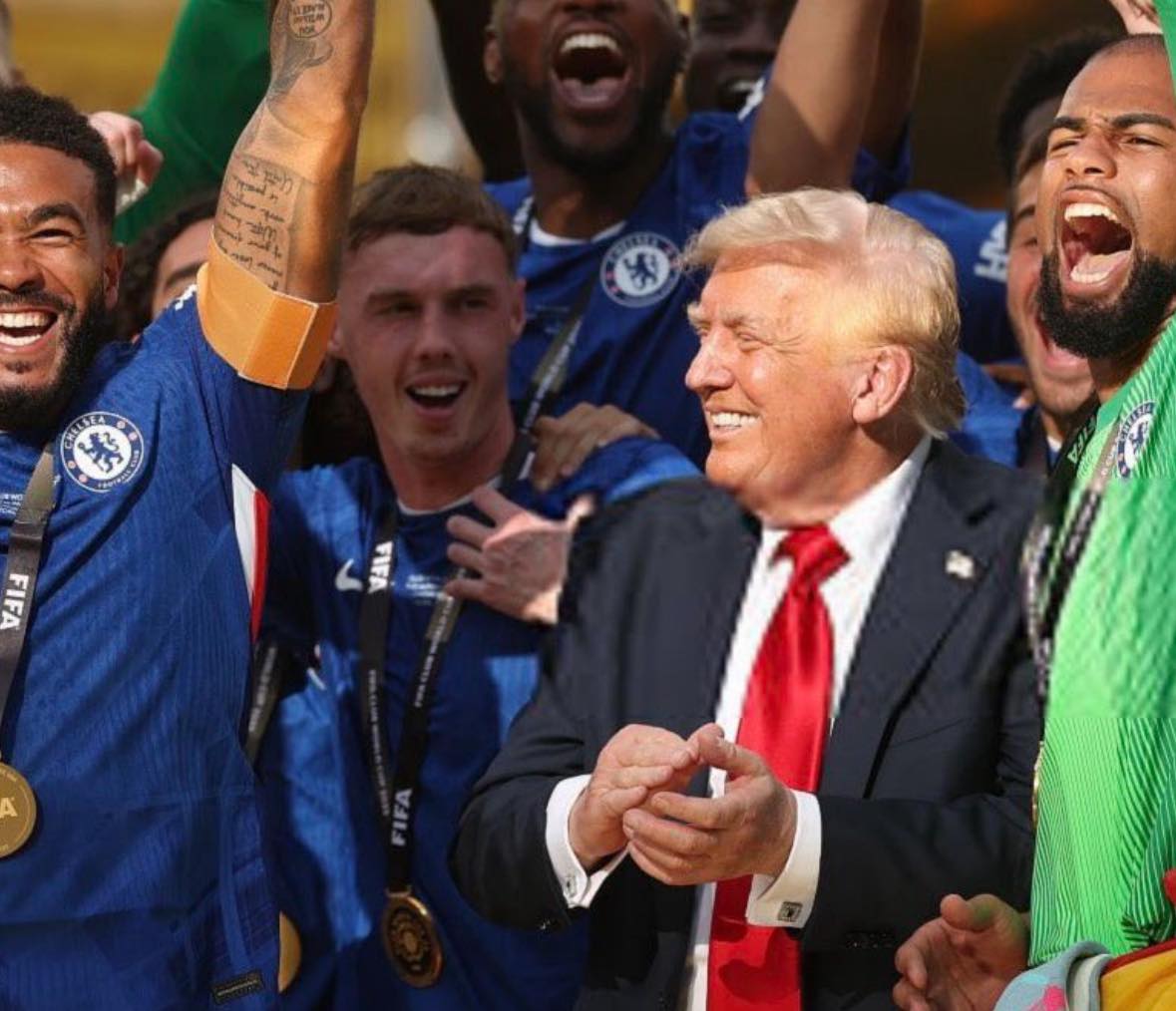 Cole Palmer bối rối khi Donald Trump xuất hiện trên bục nhận giải