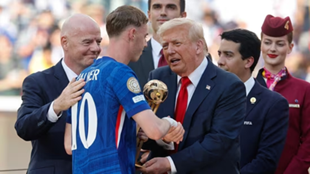 CĐV Chelsea: "Palmer khó chịu ra mặt khi sắp phải bắt tay Donald Trump"