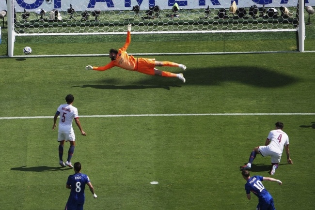 Palmer khiến hàng thủ PSG choáng váng.