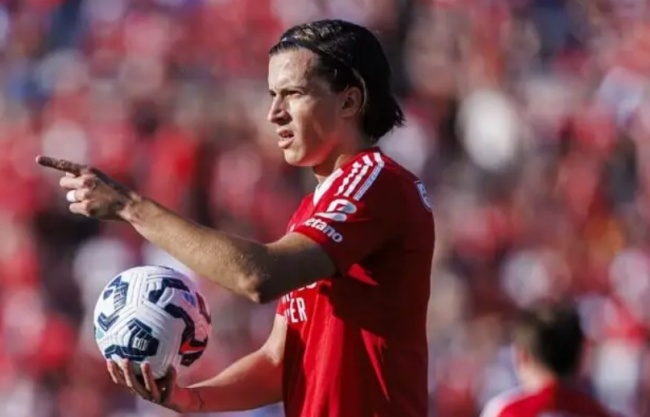 Alvaro Carreras: Quân bài chiến thuật đa năng Xabi Alonso chờ đợi