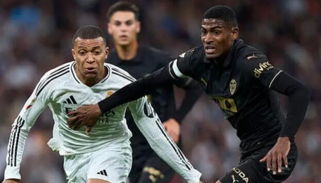 Cristhian Mosquera đối mặt với Mbappe.