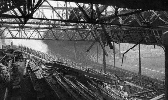 Old Trafford tan hoang, đổ nát sau vụ ném bom của Đức Quốc xã năm 1941.