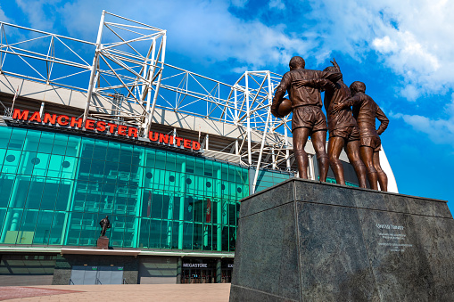 Bức tượng "The United Trinity" uy nghi bên ngoài sân.