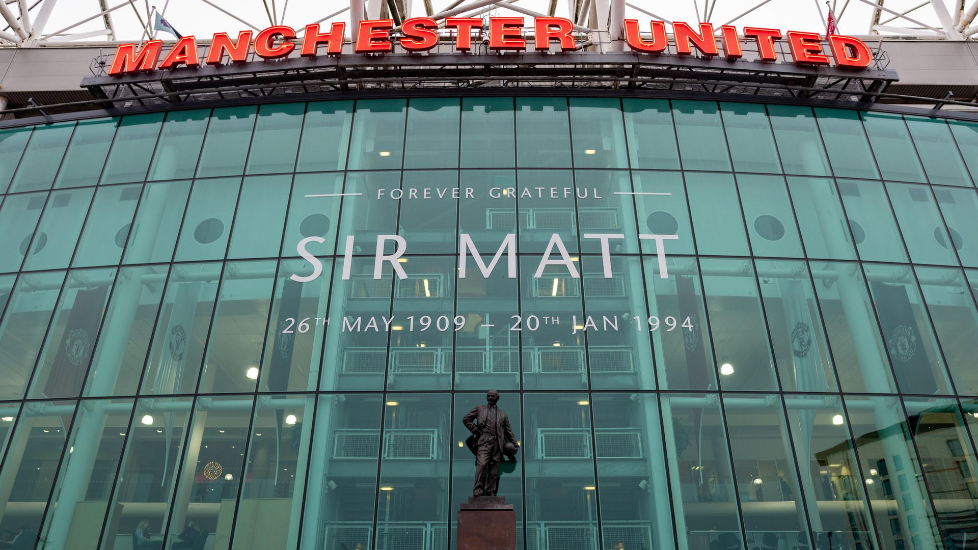 Sir Matt Busby đang nhìn về phía "Nhà hát" mà ông đã gầy dựng.