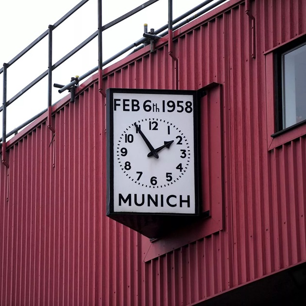 Đồng hồ Munich treo ở góc Khán đài phía Đông và Nam.