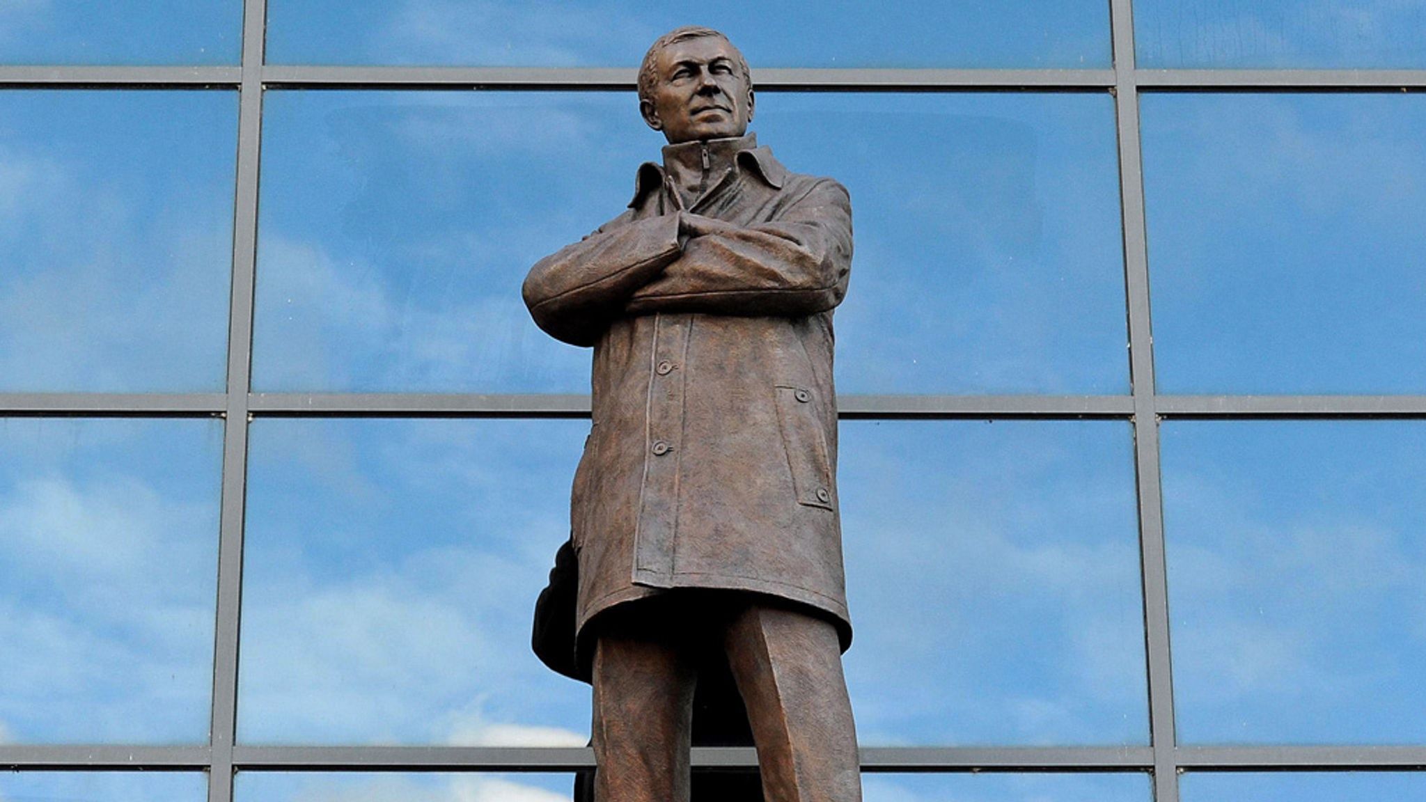 Tượng Sir Alex bên ngoài khán đài mang tên ông.