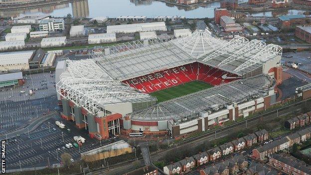 Khán đài Sir Bobby Charlton chỉ có 1 tầng, đường ray chạy sát phía sau.