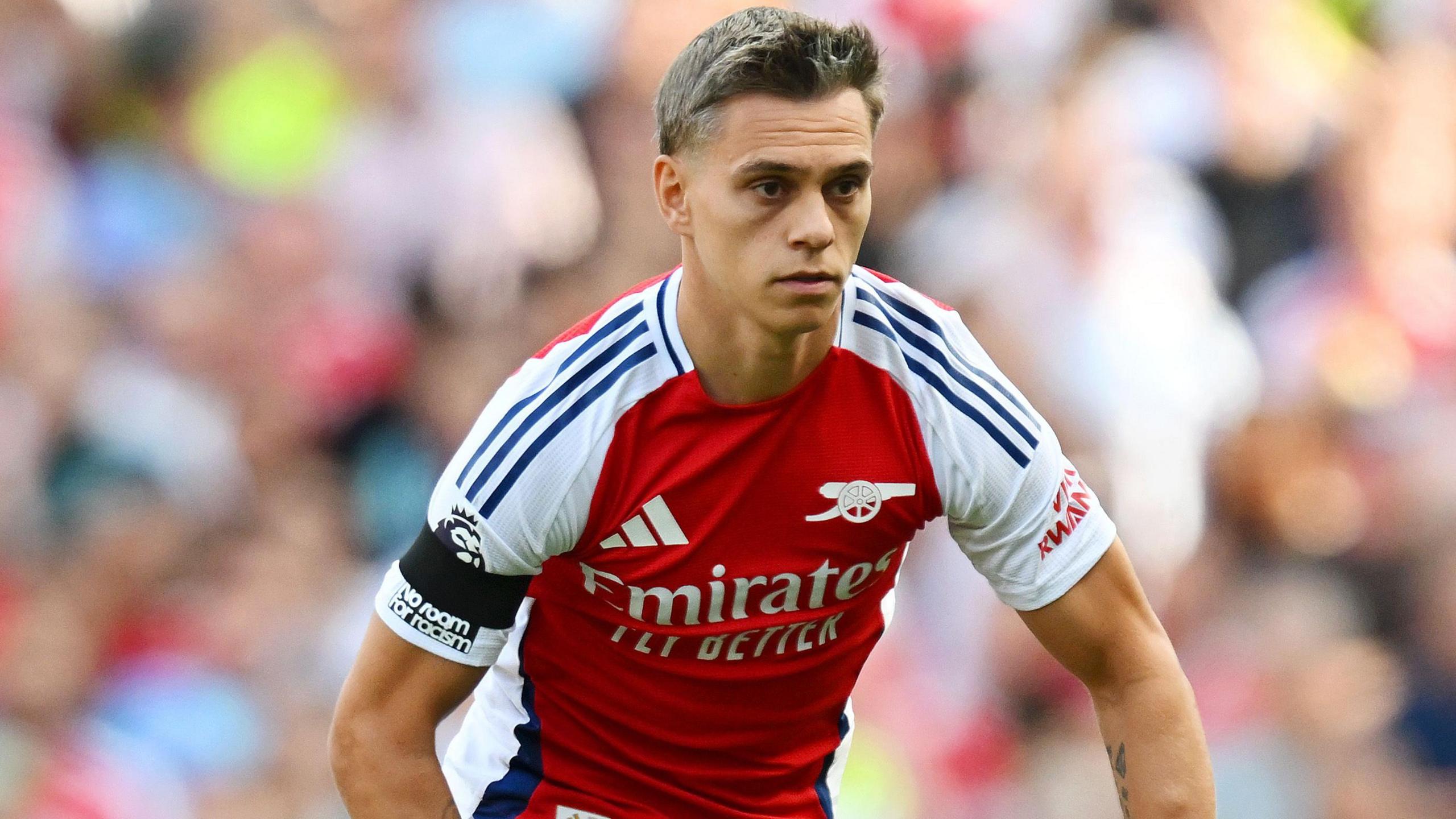 Chiêu mộ Madueke, Arsenal sẽ chia tay Trossard?