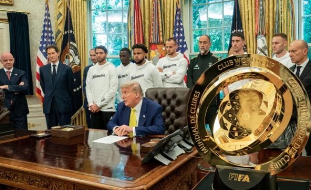Chuyện lạ: Ông Trump giữ cúp, FIFA làm bản Club World Cup mới cho Chelsea