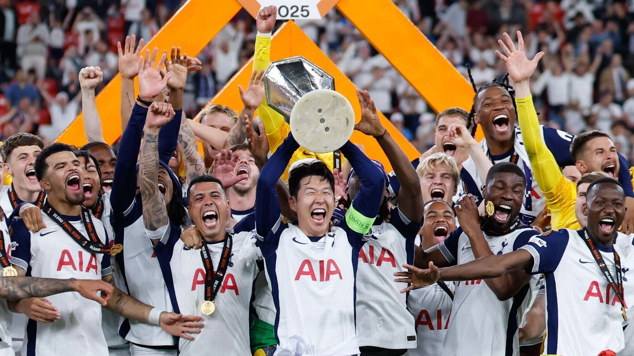 Tottenham nâng cao chức vô địch Europa League mùa giải vừa qua.
