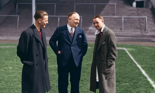 HLV Chapman (đứng giữa) huyền thoại của Arsenal